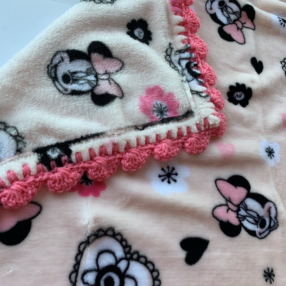 Disney Pink Minnie Mouse Baby Blanket Gift Set - Picture 5 of 7